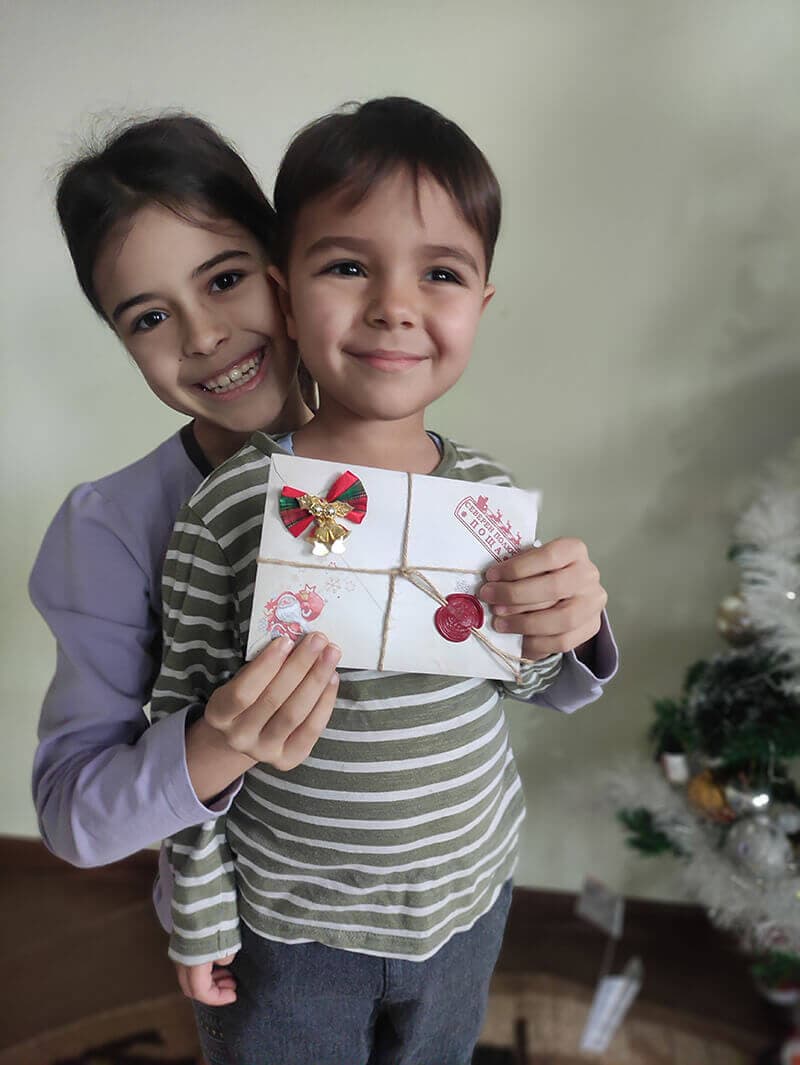 Дете чете писмото