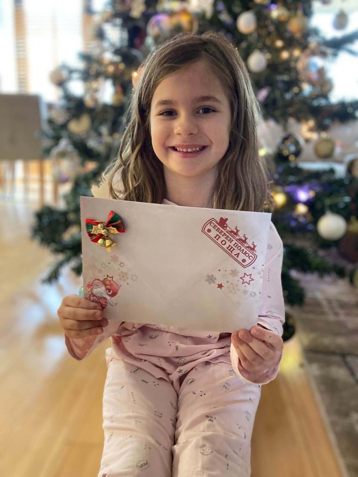 Момиче с писмо до елхата