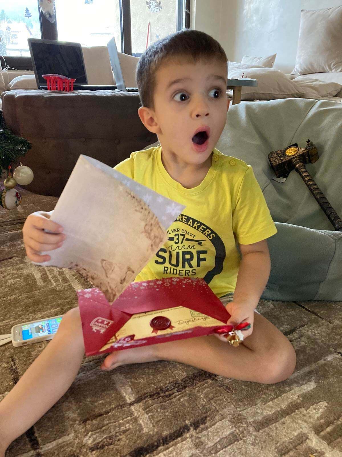 Дете до коледната елха